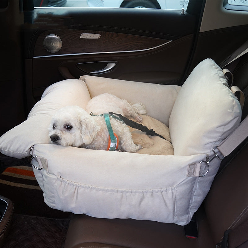 Ein Sitzplatz im Auto, der wie ein Bett aussieht